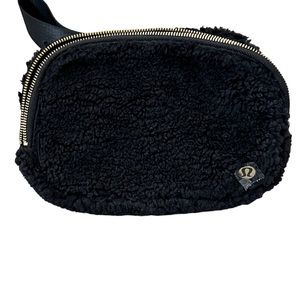 NWT Lululemon Everywhere Fleece Belt Bag Black Fanny Pack Travel Purse - In hand